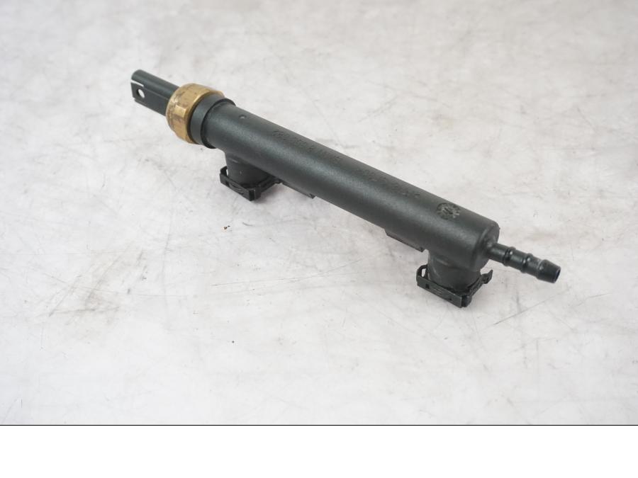 Framsidan på Fuel Rail från en BMW F 800 R -2018 motorcykel.