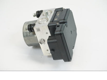 Snett uppifrån på ABS Modulator från en KTM 1190 Adventure -2013 motorcykel.