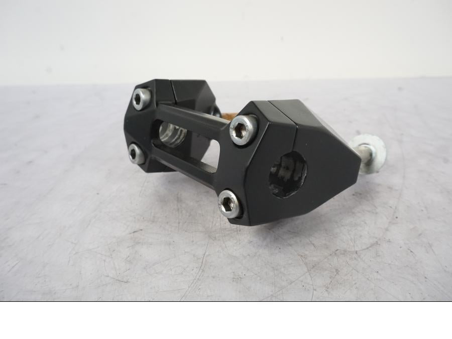 Framsidan på Styrfäste från en Kawasaki Z 800 -2014 motorcykel.