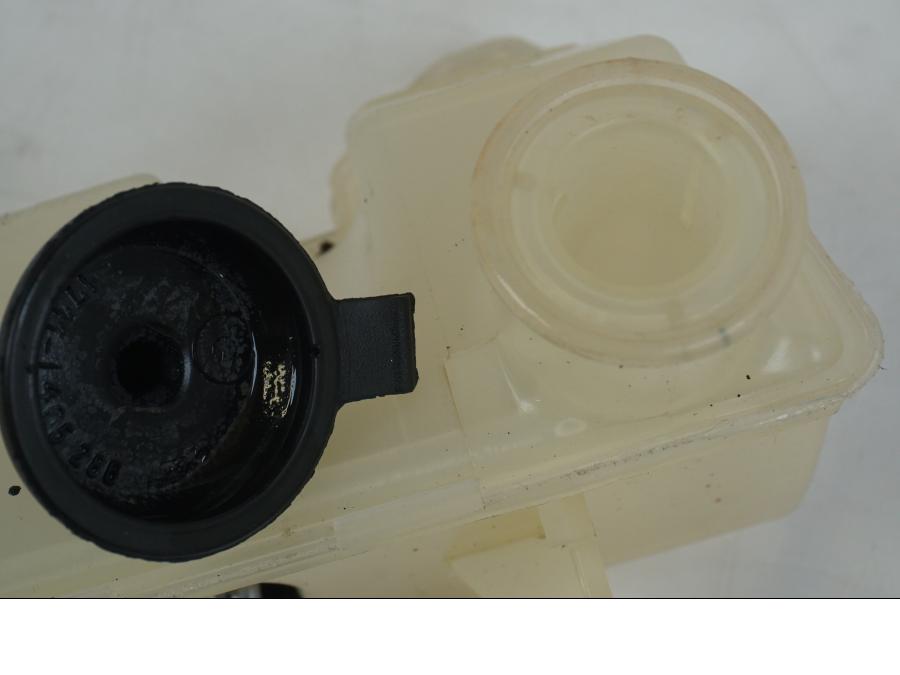 Extrabild2 på Vattenexpansionskärl från en BMW F 650 CS -2002 motorcykel.