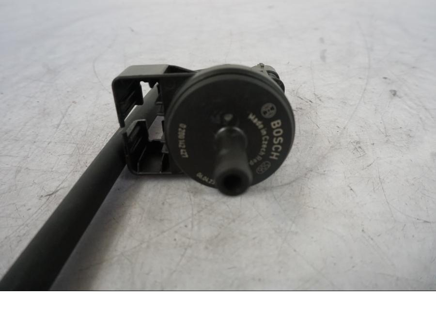 Höger sida på Bensintankurluftning från en KTM 1290 Super Duke R -2023 motorcykel.