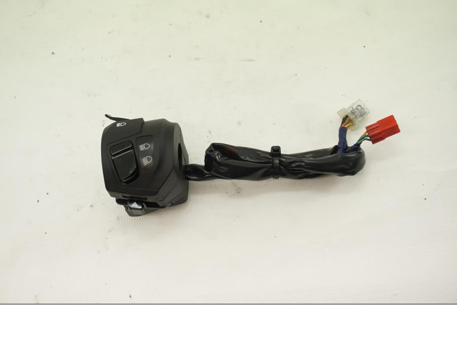 Framsidan på Styrelreglage från en KTM RC 390 -2019 motorcykel.