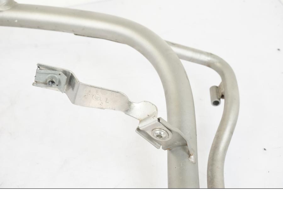 Vänster sida på Motorskyddsbåge från en BMW R 1200 GSA -2012 motorcykel.