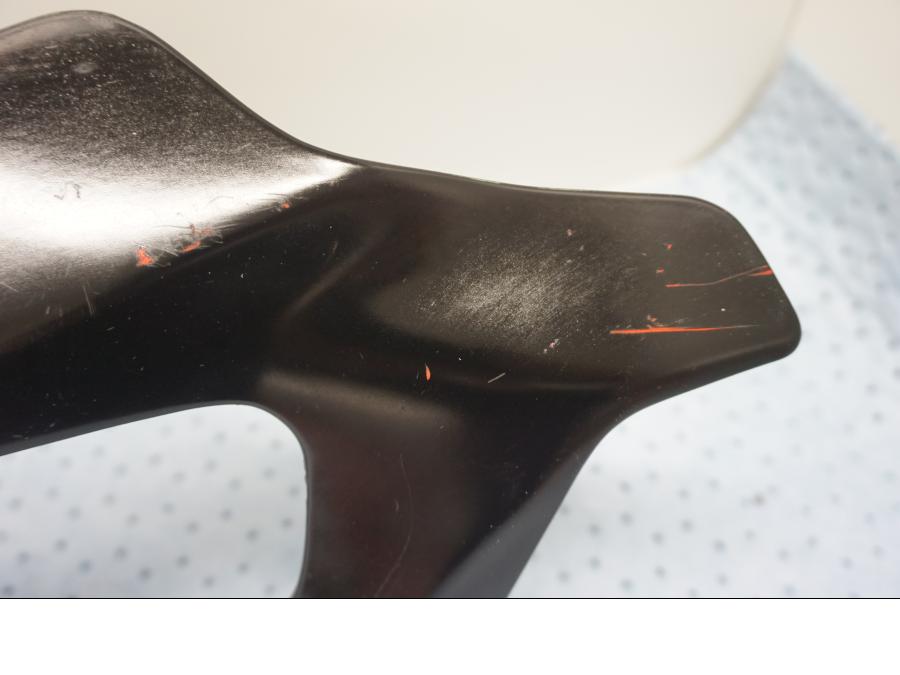 Snett nerifrån på Magkåpa från en Aprilia RSV 1000 -2002 motorcykel.