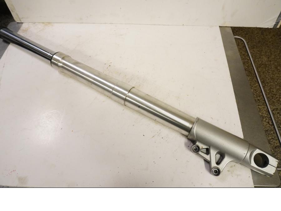 Framsidan på <p>Gaffelben höger från BMW R 1200 GS 2006.</p>

<p>Små märken finns på nedre del av gaffelben.</p> motorcykel.