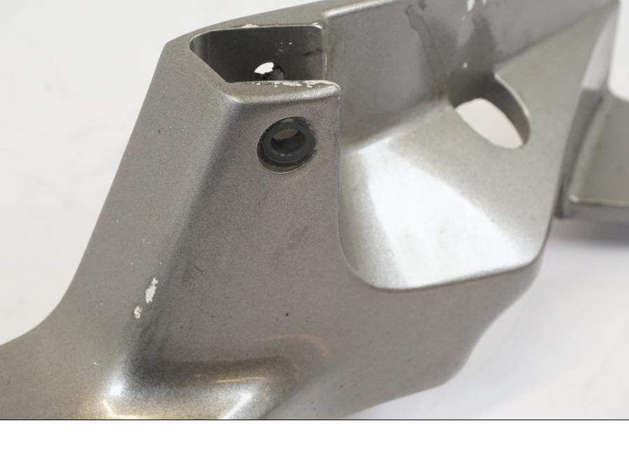 Vänster sida på Fotpinnefäste från en Honda NT 700 -2008 motorcykel.