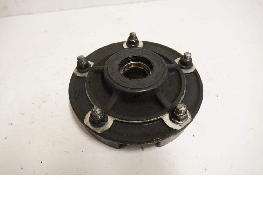 Framsidan på Drevfäste från en Suzuki GSF 1200 -2006 motorcykel.