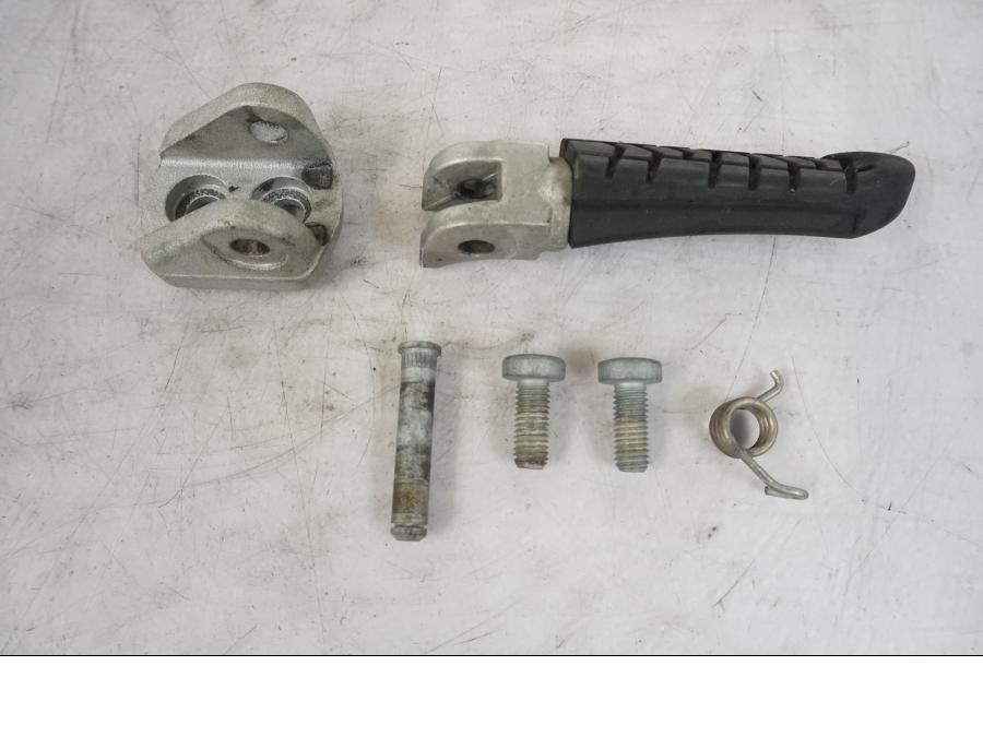 Framsidan på Fotpinne från en KTM 690 Duke -2014 motorcykel.