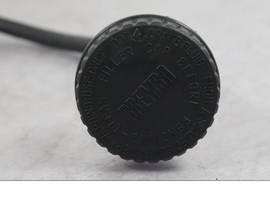 Snett nerifrån på Bromsvätskebehållare från en Ducati Multistrada V4 -2024 motorcykel.