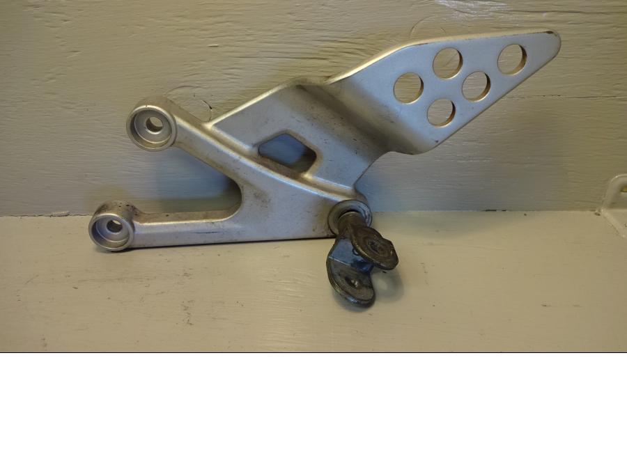 Framsidan på Fotpinnefäste från en Yamaha YZF-R 125 -2012 motorcykel.