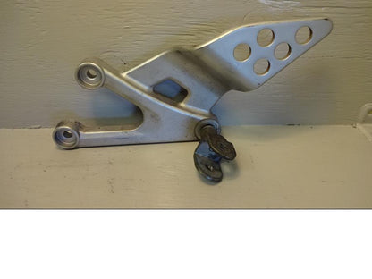 Framsidan på Fotpinnefäste från en Yamaha YZF-R 125 -2012 motorcykel.