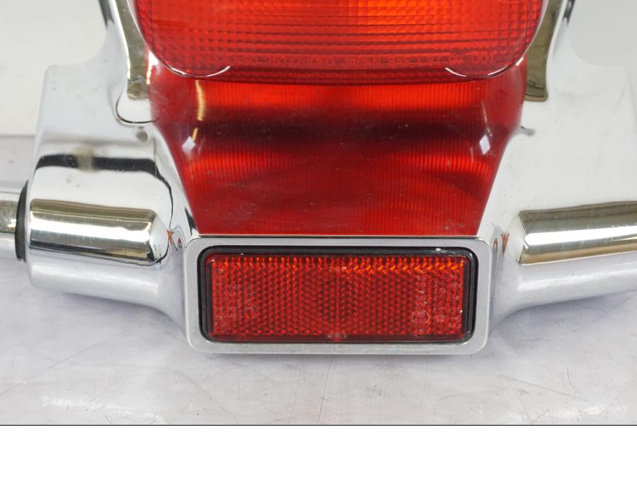 Vänster sida på Baklampa från en Suzuki VL 800 -2002 motorcykel.