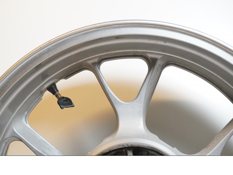 Baksidan på Fälg från en Kawasaki ZZ-R 1400 -2010 motorcykel.