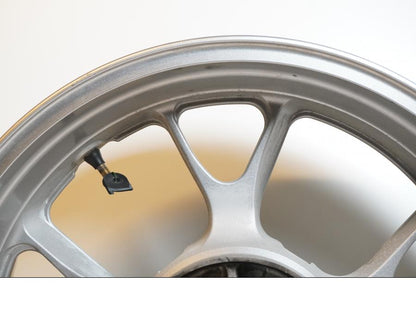 Baksidan på Fälg från en Kawasaki ZZ-R 1400 -2010 motorcykel.