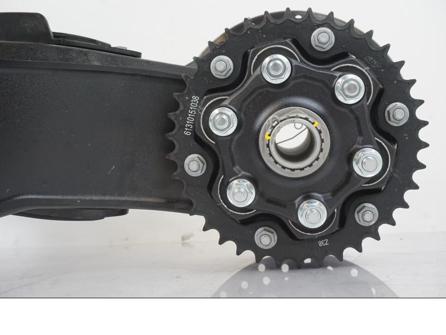 Snett nerifrån på Sving från en KTM 1290 Super Duke R EVO -2023 motorcykel.