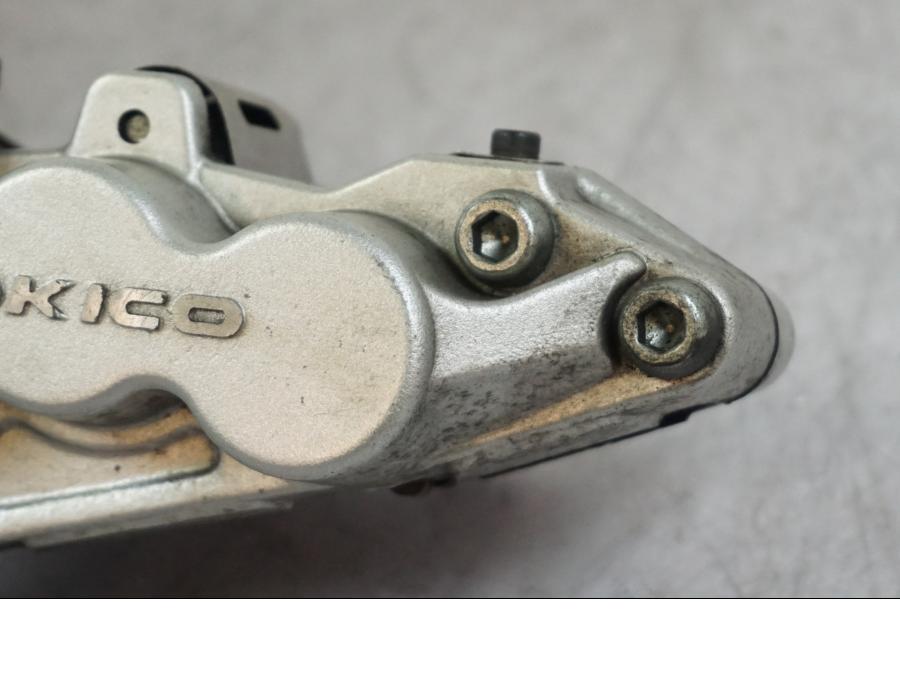 Vänster sida på Bromsok från en Kawasaki VN 1500 Mean Streak -2002 motorcykel.