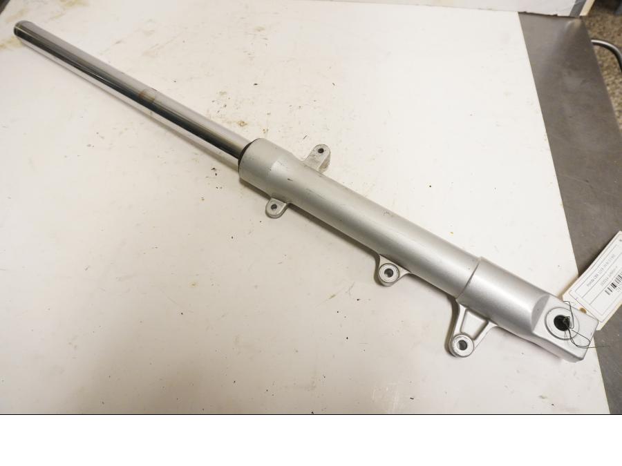 Framsidan på Gaffelben från en Honda CBR 125 R -2004 motorcykel.