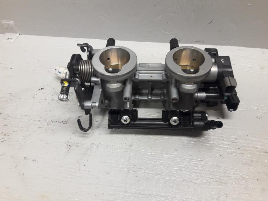 Baksidan på Spjällhus från en Kawasaki ER-6N -2015 motorcykel.