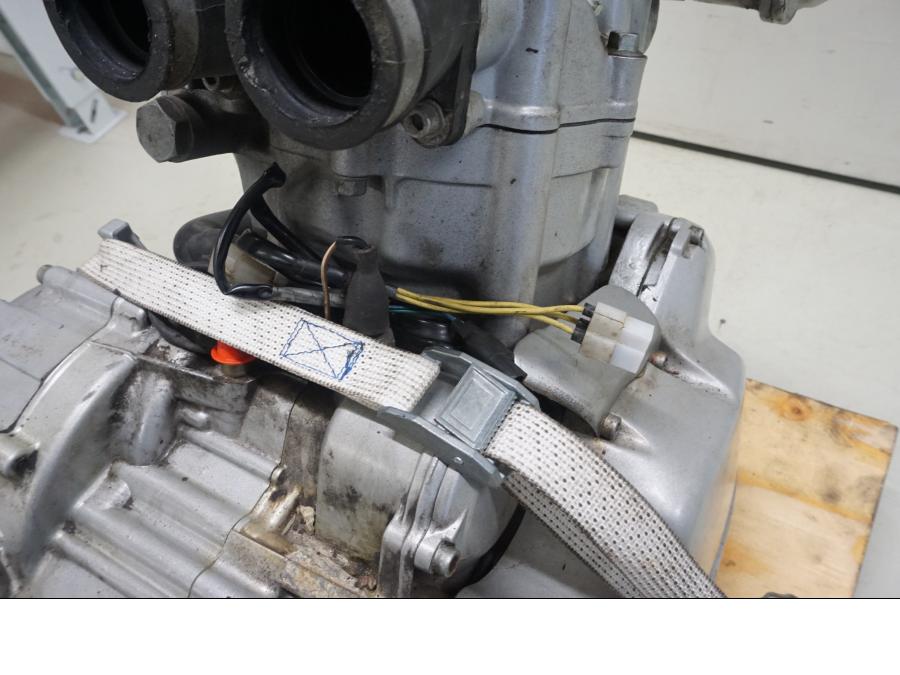 Snett nerifrån på Motor från en BMW F 650 -1998 motorcykel.