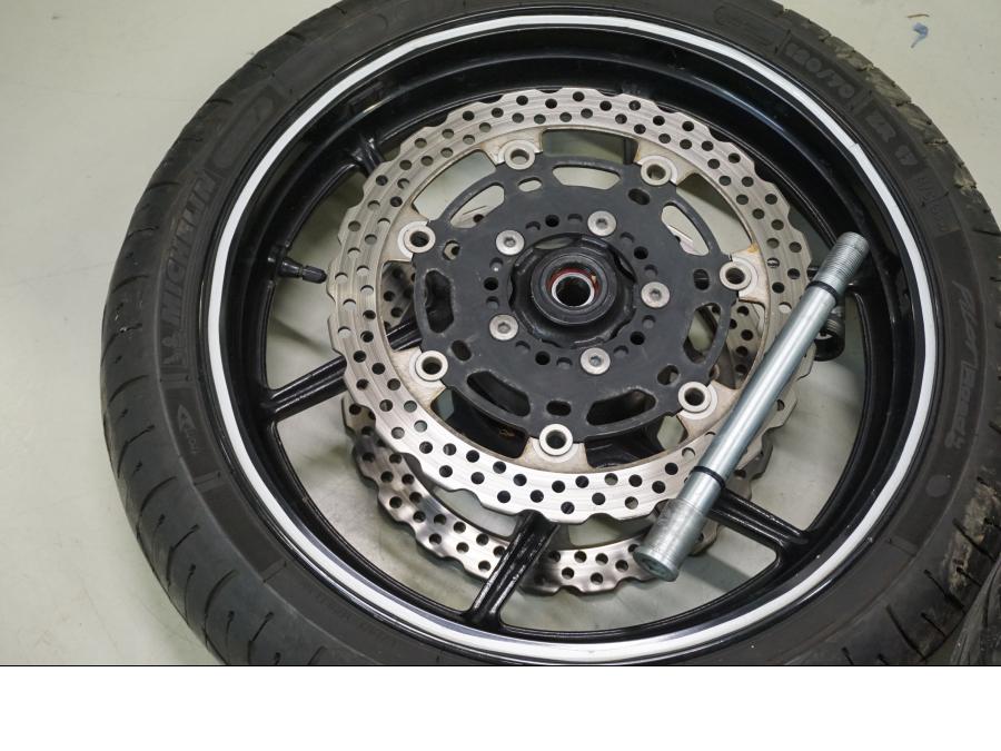 Baksidan på Hjulpaket från en Kawasaki ER-6N -2009 motorcykel.