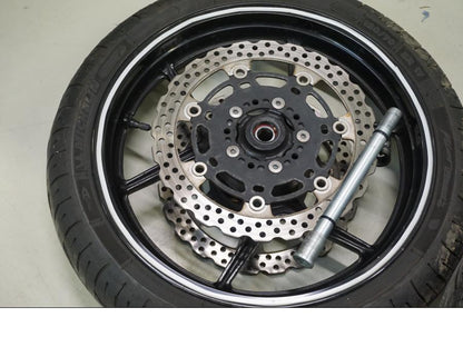 Baksidan på Hjulpaket från en Kawasaki ER-6N -2009 motorcykel.