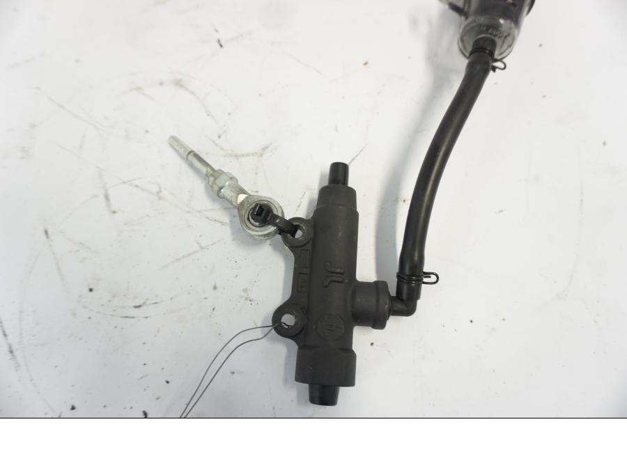 Snett uppifrån på Bromshuvudcylinder från en KTM 790 Duke -2018 motorcykel.