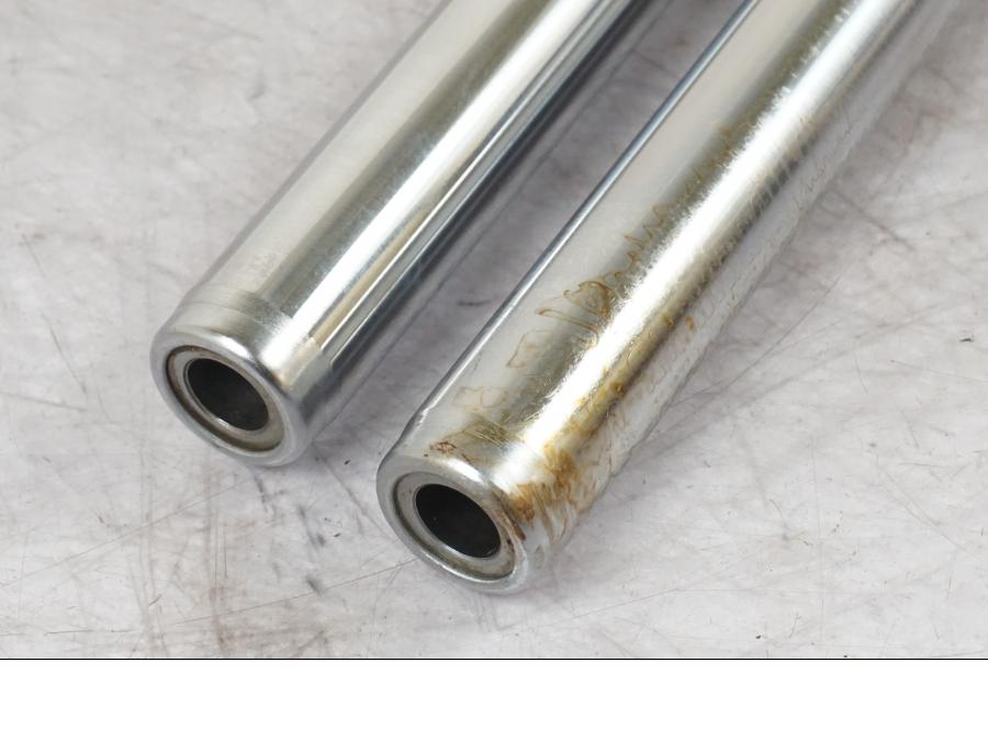 Vänster sida på <p>Gaffelben höger och vänster inre till Suzuki K50 1979. Eftermarknadsdelar.</p> moped.