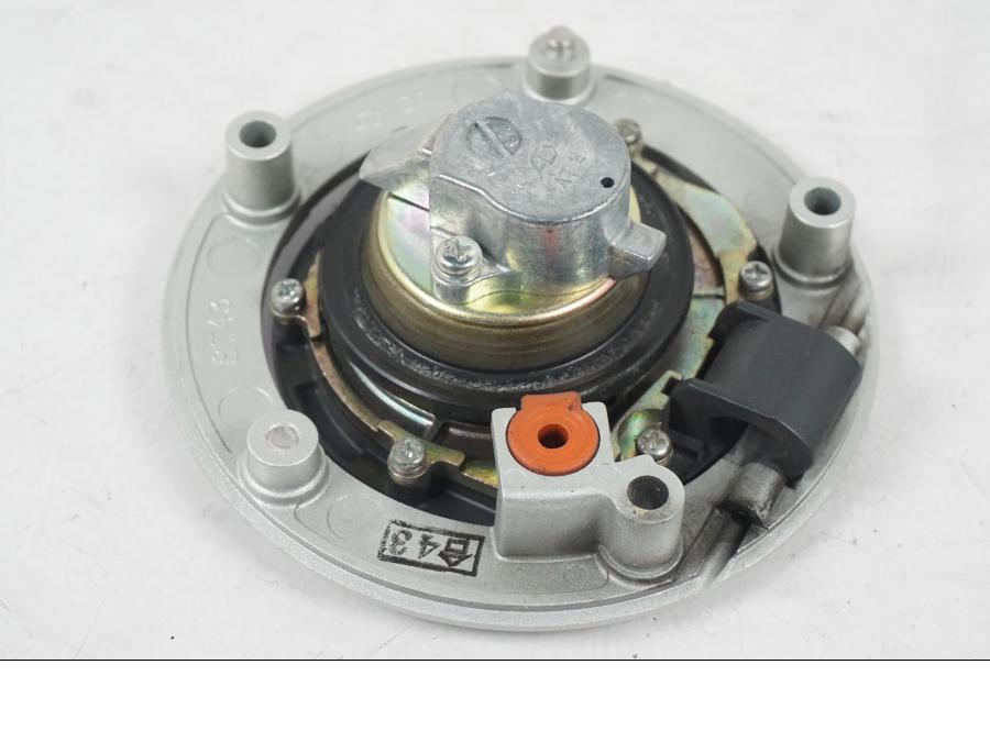 Snett nerifrån på <p>Låssats från Suzuki SV 1000 S 2004.</p>

<p>1st nyckel, tanklock, sadellås och tändningslås.</p> motorcykel.