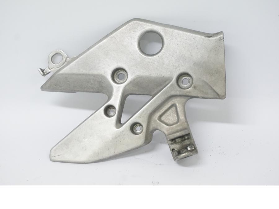 Baksidan på Fotpinnefäste från en Honda CB 500 X -2015 motorcykel.