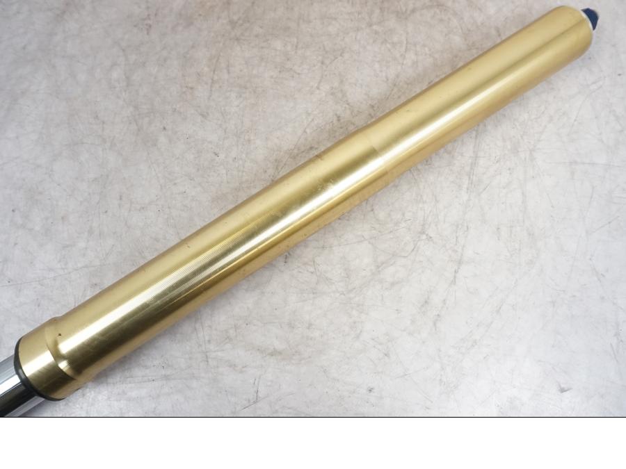 Snett uppifrån på Gaffelben från en Triumph Tiger -2009 motorcykel.