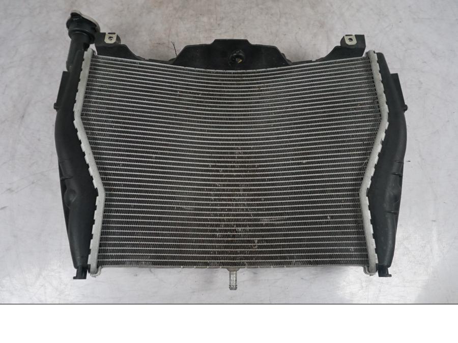 Baksidan på Vattenkyl från en BMW S 1000 XR -2019 motorcykel.