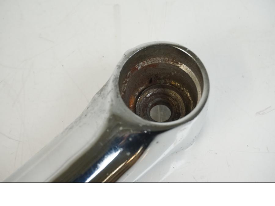 Snett nerifrån på Bakskärmstag från en Suzuki VS 1400 -1999 motorcykel.