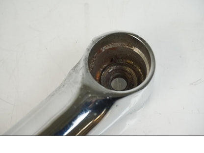 Snett nerifrån på Bakskärmstag från en Suzuki VS 1400 -1999 motorcykel.