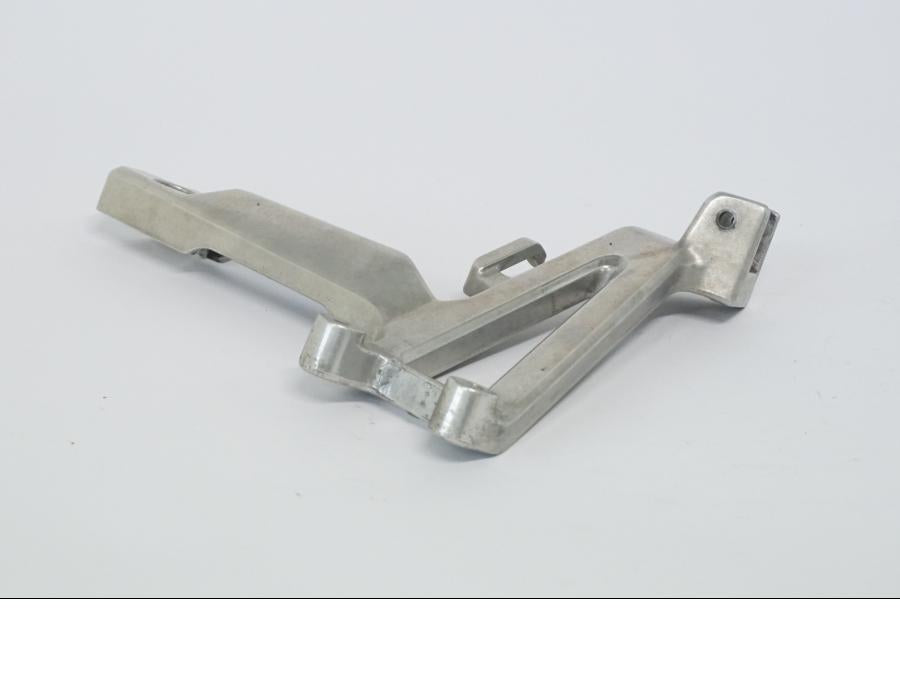 Vänster sida på Fotpinnefäste från en Honda CBR 600 -1998 motorcykel.