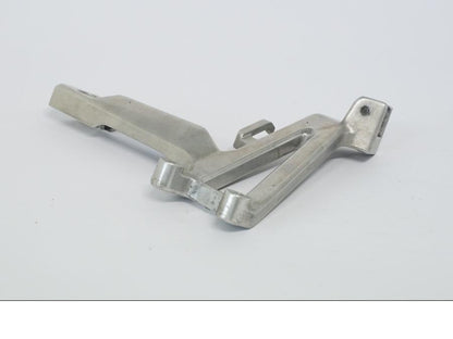 Vänster sida på Fotpinnefäste från en Honda CBR 600 -1998 motorcykel.