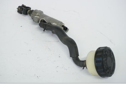 Vänster sida på Bromshuvudcylinder från en Honda CBR 600 -1998 motorcykel.