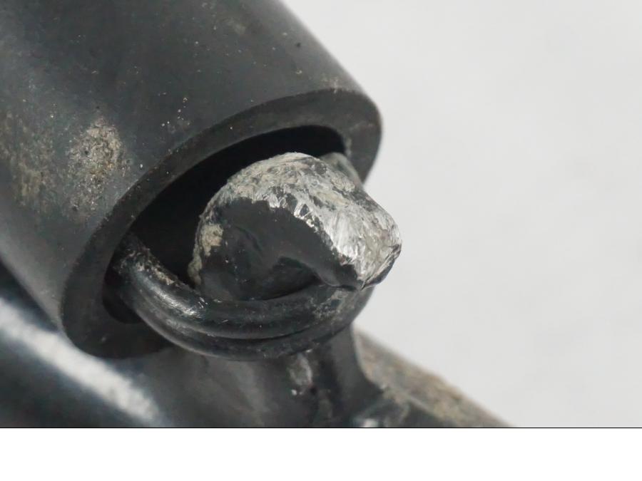 Snett nerifrån på Sidostöd från en Yamaha YZF 1000 R1 -2007 motorcykel.