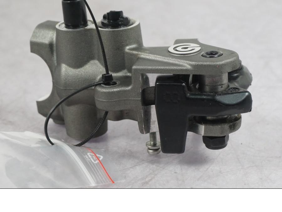 Snett nerifrån på Kopplingshuvudcylinder från en Ducati Multistrada V4 -2024 motorcykel.