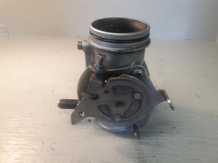 Framsidan på Spjällhus från en BMW R 1150 GS -2003 motorcykel.