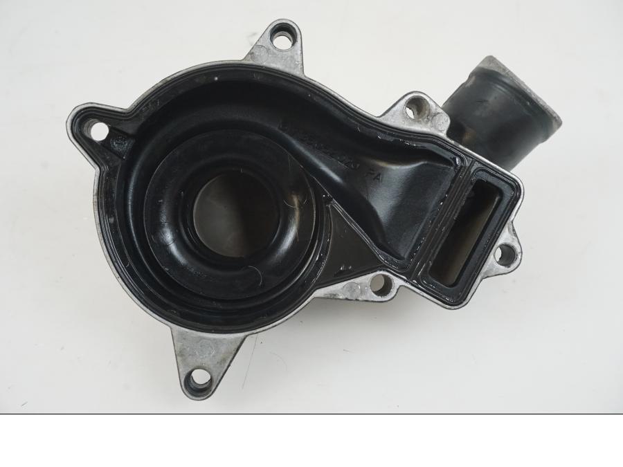 Höger sida på Vattenpump från en KTM 1290 Super Duke R -2021 motorcykel.