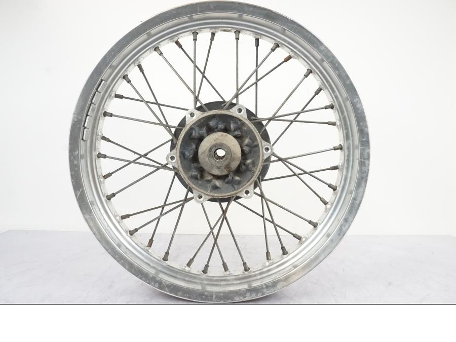 Framsidan på Fälg från en Kawasaki KL 650A -1987 motorcykel.