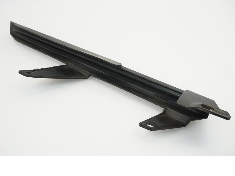 Snett nerifrån på Kedjeskydd från en Yamaha WR 125 -2010 motorcykel.