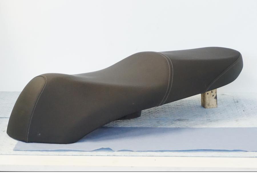 Snett nerifrån på Sadel från en Honda SH 300 A -2011 scooter.