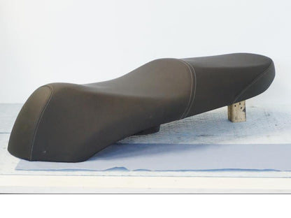 Snett nerifrån på Sadel från en Honda SH 300 A -2011 scooter.