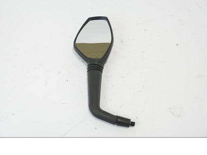 Snett uppifrån på Backspegel från en KTM 690 Duke -2016 motorcykel.