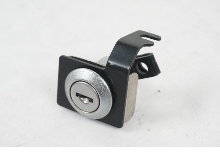 Extrabild1 på <p>Låssats från Kawasaki Z 900 ABS 2017.</p>

<p>Tändningslås, 1st nyckel, tanklock, sadellås, ignition immobilisor och CDI/ECU.</p> motorcykel.