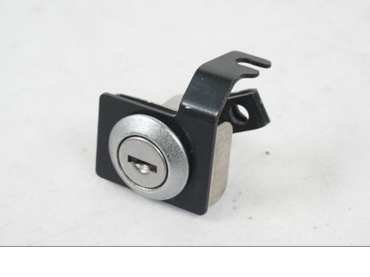 Extrabild1 på <p>Låssats från Kawasaki Z 900 ABS 2017.</p>

<p>Tändningslås, 1st nyckel, tanklock, sadellås, ignition immobilisor och CDI/ECU.</p> motorcykel.