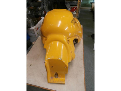 Snett nerifrån på Bensintank från en Triumph Tiger -2002 motorcykel.