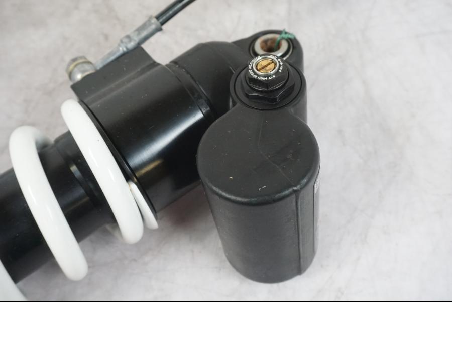 Snett uppifrån på Stötdämpare från en KTM 1290 Super Duke R -2022 motorcykel.