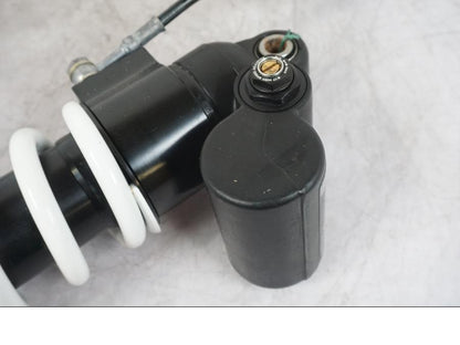 Snett uppifrån på Stötdämpare från en KTM 1290 Super Duke R -2022 motorcykel.